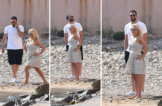صور باميلا اندرسون مع حبيبها المغربي عادل رامي على الشاطئ صورة رقم 1