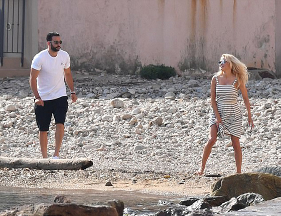 صور باميلا اندرسون مع حبيبها المغربي عادل رامي على الشاطئ صورة رقم 6