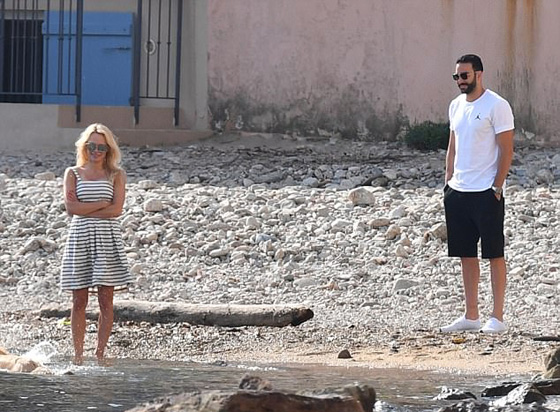 صور باميلا اندرسون مع حبيبها المغربي عادل رامي على الشاطئ صورة رقم 7