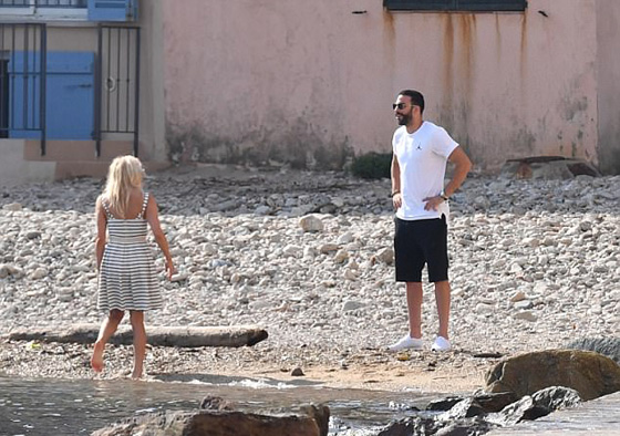 صور باميلا اندرسون مع حبيبها المغربي عادل رامي على الشاطئ صورة رقم 9