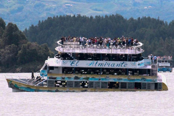  غرق سفينة على متنها 150 سائحا في كولومبيا صورة رقم 2