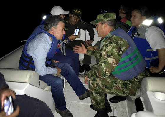  غرق سفينة على متنها 150 سائحا في كولومبيا صورة رقم 21