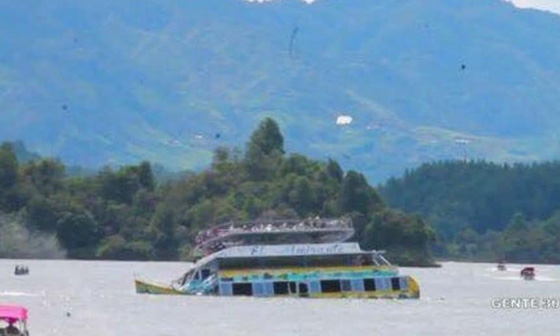  غرق سفينة على متنها 150 سائحا في كولومبيا صورة رقم 5