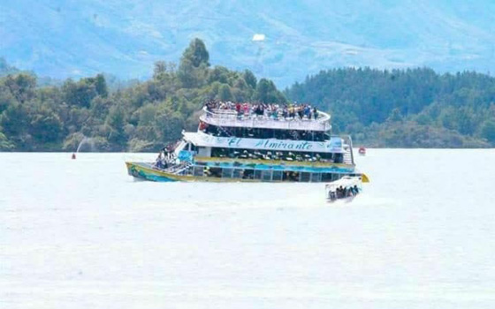  غرق سفينة على متنها 150 سائحا في كولومبيا صورة رقم 6
