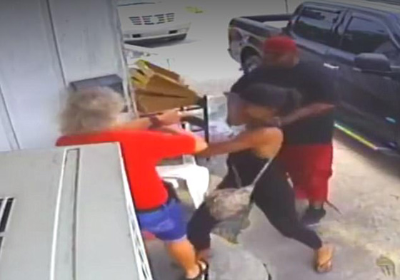 بالفيديو.. زوجان يعتديان بالضرب على سيدة وابنتها بسبب وجبة صورة رقم 4
