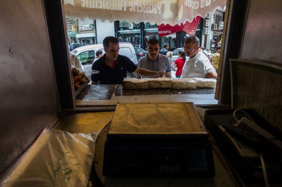  يهودي يصنع حلويات عيد الفطر اللذيذة للمسلمين في تونس صورة رقم 5
