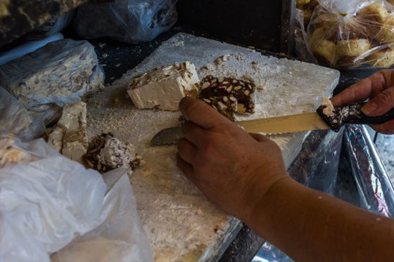  يهودي يصنع حلويات عيد الفطر اللذيذة للمسلمين في تونس صورة رقم 2