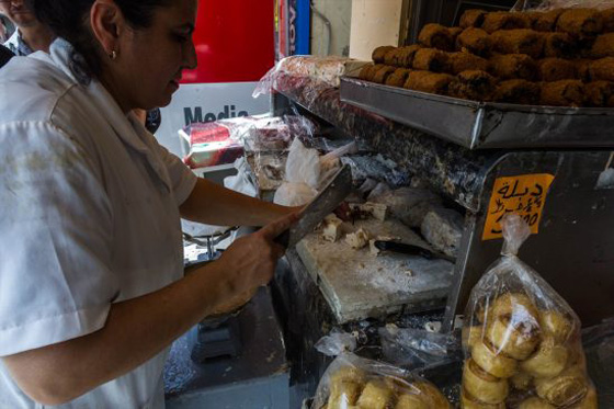  يهودي يصنع حلويات عيد الفطر اللذيذة للمسلمين في تونس صورة رقم 7