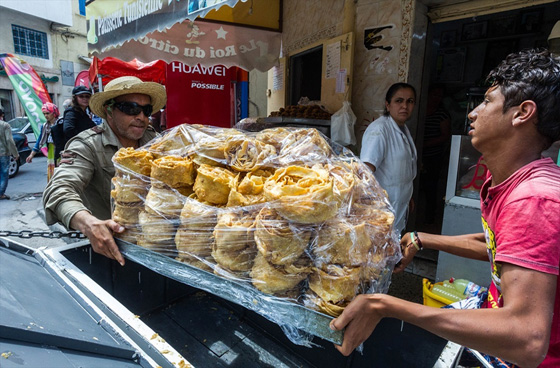  يهودي يصنع حلويات عيد الفطر اللذيذة للمسلمين في تونس صورة رقم 3