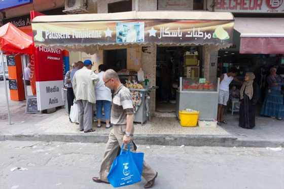  يهودي يصنع حلويات عيد الفطر اللذيذة للمسلمين في تونس صورة رقم 9