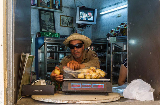  يهودي يصنع حلويات عيد الفطر اللذيذة للمسلمين في تونس صورة رقم 1