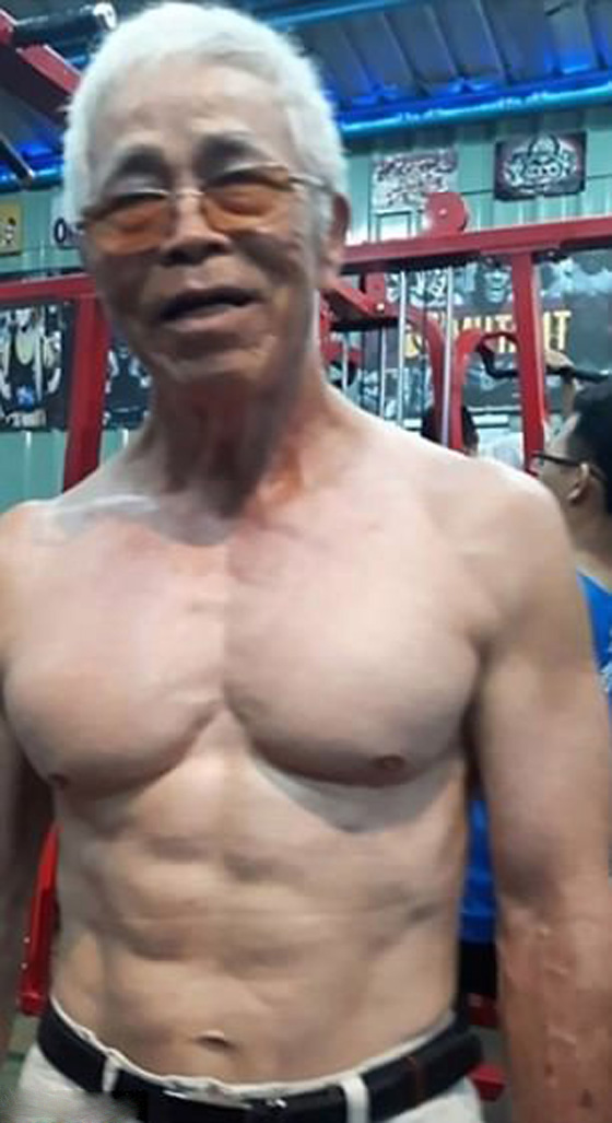  أقوى جد في تايوان: عمره 72 عاما ومقدرته البدنية اقوى من الشباب! صورة رقم 1