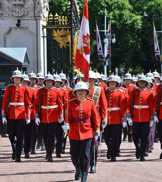 تعيين كندية في الـ24 من عمرها قائدةً لحرس الملكة إليزابيث صورة رقم 2