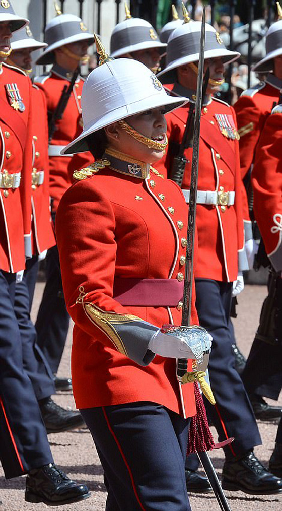 تعيين كندية في الـ24 من عمرها قائدةً لحرس الملكة إليزابيث صورة رقم 8