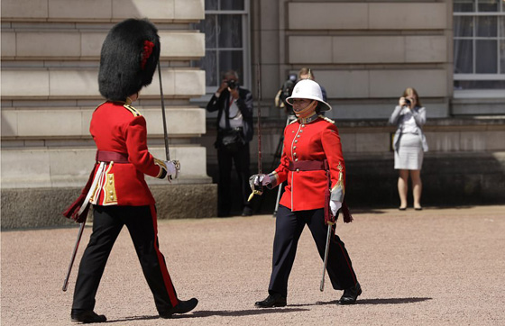 تعيين كندية في الـ24 من عمرها قائدةً لحرس الملكة إليزابيث صورة رقم 10