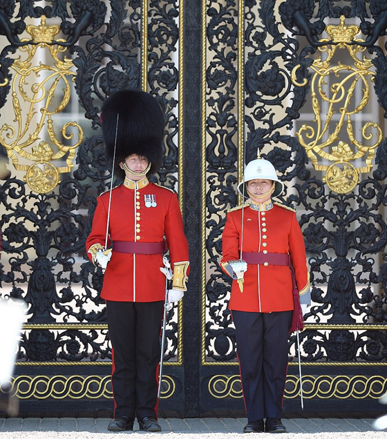 تعيين كندية في الـ24 من عمرها قائدةً لحرس الملكة إليزابيث صورة رقم 11