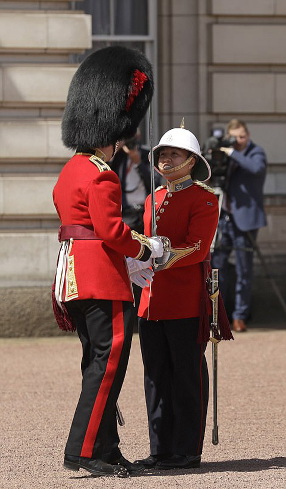 تعيين كندية في الـ24 من عمرها قائدةً لحرس الملكة إليزابيث صورة رقم 13
