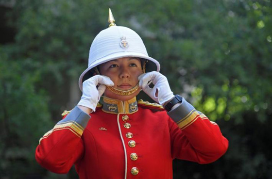 تعيين كندية في الـ24 من عمرها قائدةً لحرس الملكة إليزابيث صورة رقم 1