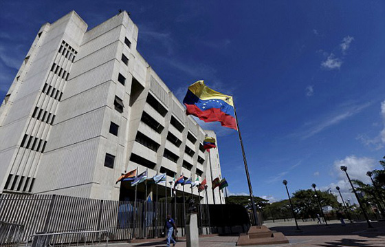  مسلّح يخطف طائرة هليكوبتر ويهاجم مبنى المحكمة العليا في فنزويلا صورة رقم 13