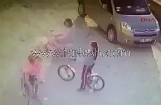 بالفيديو.. لحظة اعتداء رجل على طفلة في الشارع صورة رقم 1