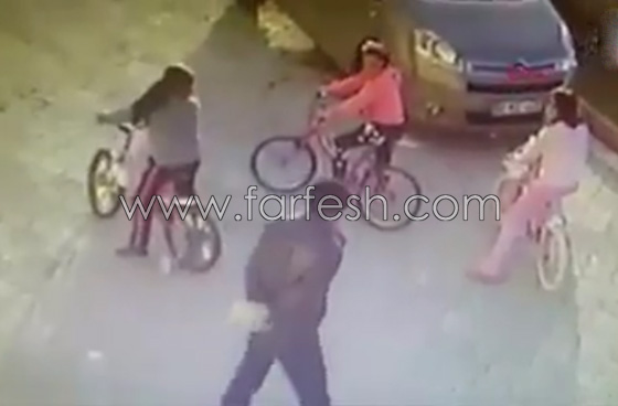 بالفيديو.. لحظة اعتداء رجل على طفلة في الشارع صورة رقم 2