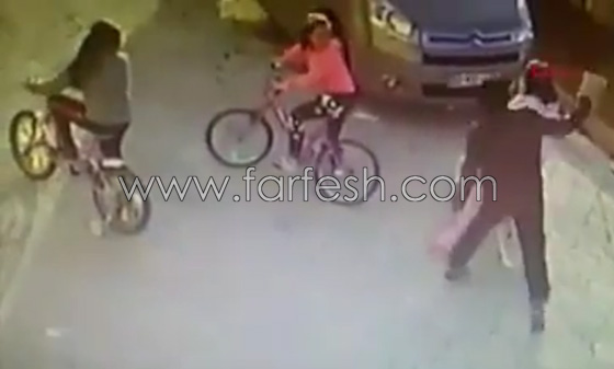 بالفيديو.. لحظة اعتداء رجل على طفلة في الشارع صورة رقم 3