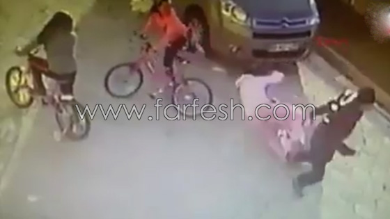بالفيديو.. لحظة اعتداء رجل على طفلة في الشارع صورة رقم 4
