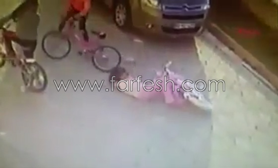 بالفيديو.. لحظة اعتداء رجل على طفلة في الشارع صورة رقم 5
