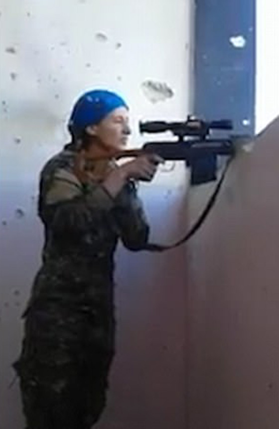 فيديو: ماذا فعلت قناصة كردية شجاعة استقرت رصاصة قاتلة قرب رأسها؟ صورة رقم 2
