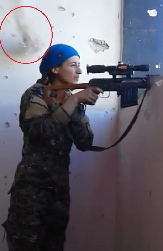 فيديو: ماذا فعلت قناصة كردية شجاعة استقرت رصاصة قاتلة قرب رأسها؟ صورة رقم 3