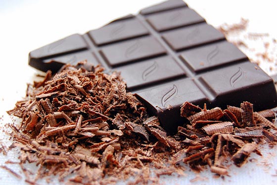 اغذية للتخلص من الدهون الموضعية الزائدة بينها الشوكولا السوداء صورة رقم 1