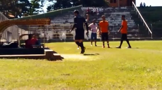 فيديو لا يصدق.. حكم كرة قدم يشهر مسدسا في وجه لاعب اعتدى عليه!! صورة رقم 1