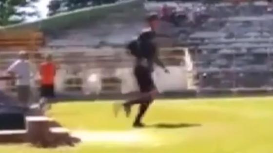 فيديو لا يصدق.. حكم كرة قدم يشهر مسدسا في وجه لاعب اعتدى عليه!! صورة رقم 2