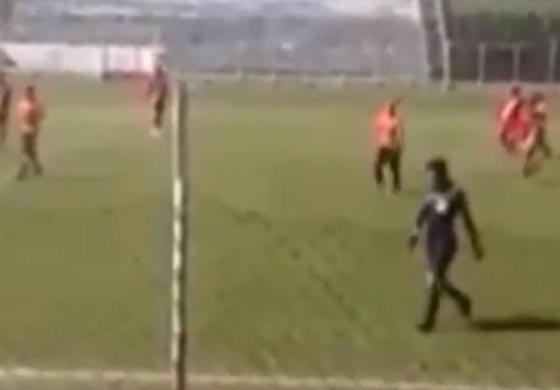 فيديو لا يصدق.. حكم كرة قدم يشهر مسدسا في وجه لاعب اعتدى عليه!! صورة رقم 4