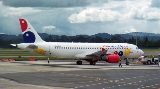  طائرات ركاب بدون مقاعد والسفر وقوفا للعمال والفقراء في كولومبيا صورة رقم 3