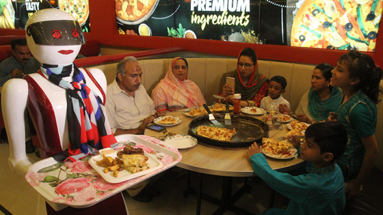 نادلات آلية يجتذبن الزبائن لمطعم بيتزا في باكستان بعيدا عن جرائم الشرف! صورة رقم 1