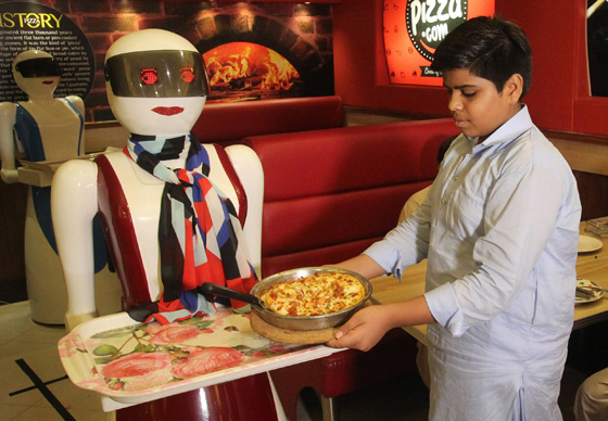 نادلات آلية يجتذبن الزبائن لمطعم بيتزا في باكستان بعيدا عن جرائم الشرف! صورة رقم 2