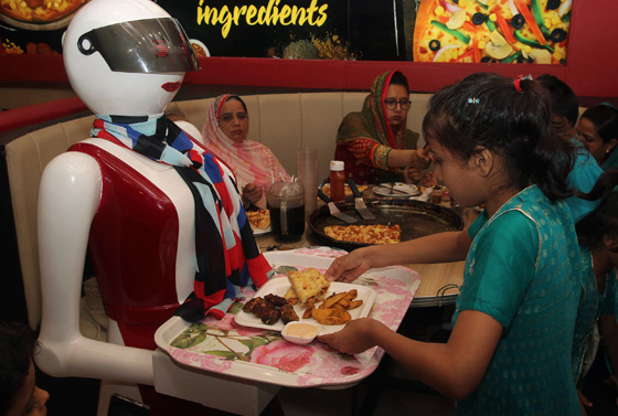 نادلات آلية يجتذبن الزبائن لمطعم بيتزا في باكستان بعيدا عن جرائم الشرف! صورة رقم 3