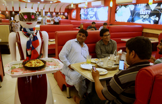 نادلات آلية يجتذبن الزبائن لمطعم بيتزا في باكستان بعيدا عن جرائم الشرف! صورة رقم 4