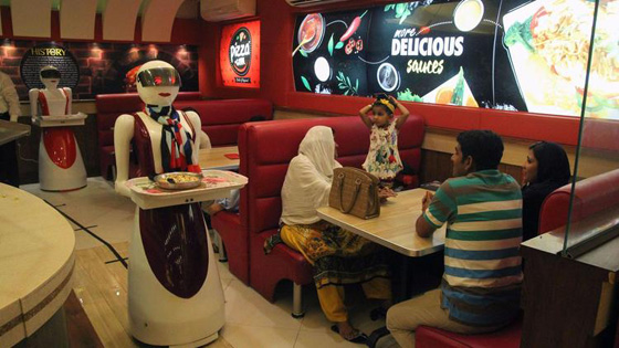 نادلات آلية يجتذبن الزبائن لمطعم بيتزا في باكستان بعيدا عن جرائم الشرف! صورة رقم 6