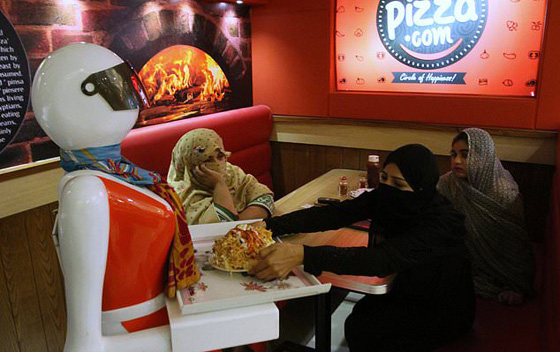 نادلات آلية يجتذبن الزبائن لمطعم بيتزا في باكستان بعيدا عن جرائم الشرف! صورة رقم 7