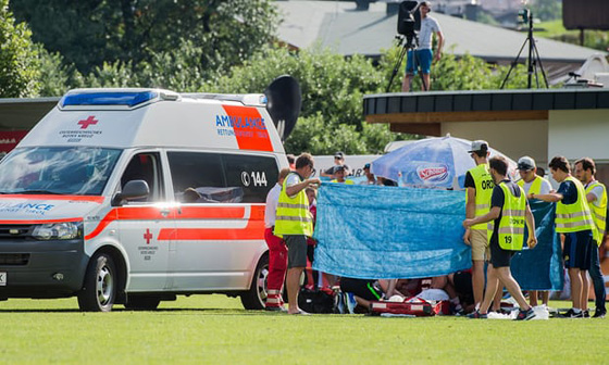 لاعب هولندي مغربي الاصل يسقط أرضاً في الملعب وطائرة تنقله إلى المستشفى صورة رقم 13