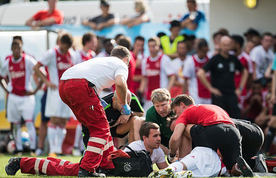 لاعب هولندي مغربي الاصل يسقط أرضاً في الملعب وطائرة تنقله إلى المستشفى صورة رقم 8