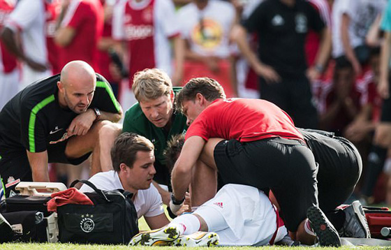 لاعب هولندي مغربي الاصل يسقط أرضاً في الملعب وطائرة تنقله إلى المستشفى صورة رقم 10