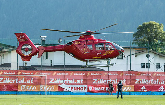 لاعب هولندي مغربي الاصل يسقط أرضاً في الملعب وطائرة تنقله إلى المستشفى صورة رقم 14