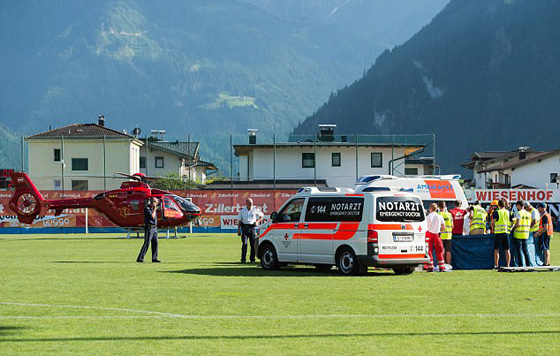 لاعب هولندي مغربي الاصل يسقط أرضاً في الملعب وطائرة تنقله إلى المستشفى صورة رقم 12