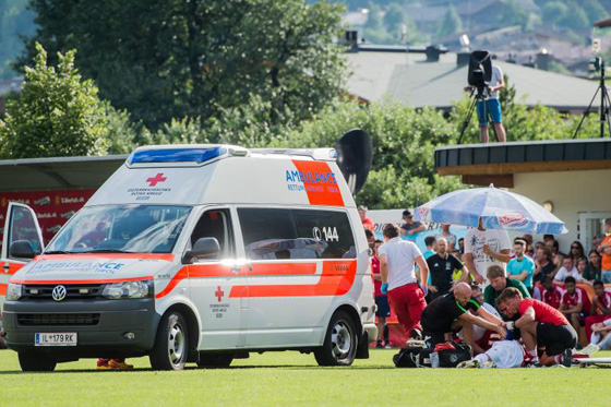 لاعب هولندي مغربي الاصل يسقط أرضاً في الملعب وطائرة تنقله إلى المستشفى صورة رقم 11