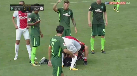 لاعب هولندي مغربي الاصل يسقط أرضاً في الملعب وطائرة تنقله إلى المستشفى صورة رقم 3