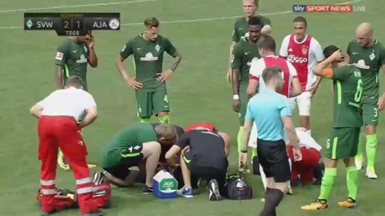 لاعب هولندي مغربي الاصل يسقط أرضاً في الملعب وطائرة تنقله إلى المستشفى صورة رقم 4