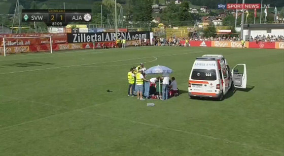 لاعب هولندي مغربي الاصل يسقط أرضاً في الملعب وطائرة تنقله إلى المستشفى صورة رقم 6